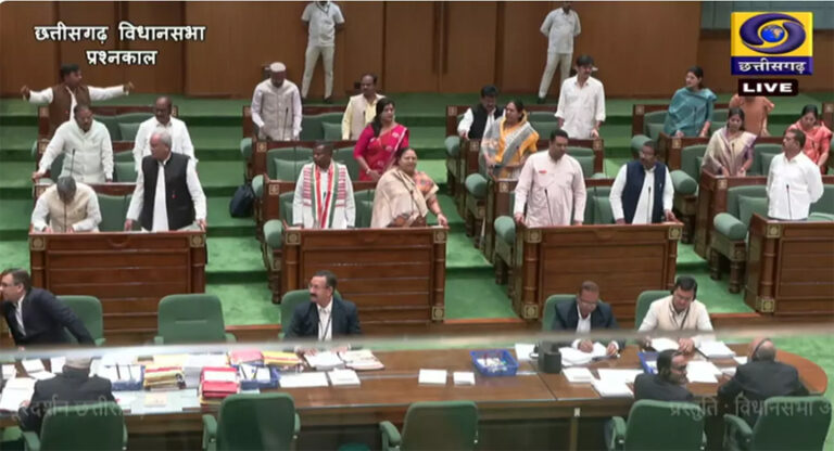 विधानसभा के गर्भ गृह में नारेबाजी, सभी कांग्रेसी विधायक सस्पेंड