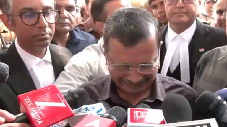 कोर्ट के फैसले के बाद रो पड़े केजरीवाल, पत्नी ने कहा- सच की हमेशा जीत होती है