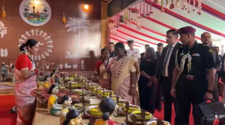 बस्तर की संस्कृति से रूबरू हुईं राष्ट्रपति मुर्मू, कलाकारों की मनमोहक प्रस्तुति ने मोहा मन