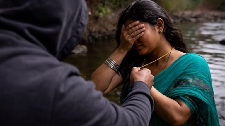 रायगढ़ में वारदात: अकेले नहाने गई महिला…बदमाश ने आंखों में लगाया झंडुबाम; फिर लूट लिए सोने-चांदी के जेवरात