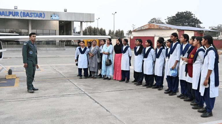 सपनों को नए पंख: बस्तर में पहली बार NCC एयर कैडेट्स जैसा ‘फ्लाइंग एक्सपोजर’, छात्राओं ने विमान को करीब से देखा