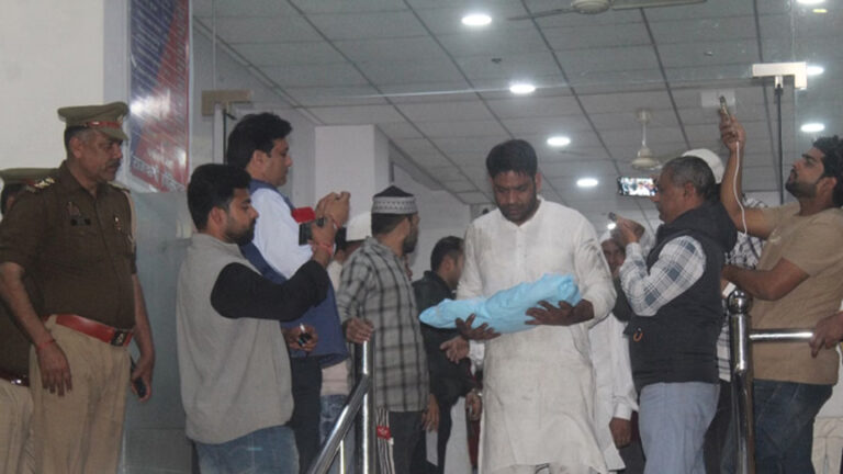 मेरठ अग्निकांड: दो भाई नमाज पढ़ने गए, घर में लगी भीषण आग, पांच बच्चों समेत छह जिंदा जले, कुछ ने कूदकर बचाई जान