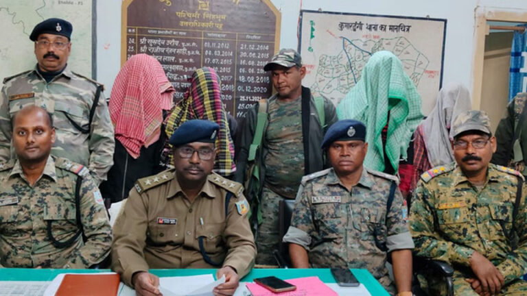 डायन होने के आरोप में एक परिवार को किया आग के हवाले, महिला और बच्चे की मौत