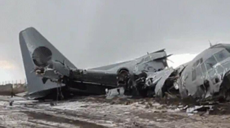 बोलिविया में नोटों से भरा सेना का विमान हाईवे पर क्रैश: 15 लोगों की मौत, कई घायल; पैसे लूटने की मची होड़