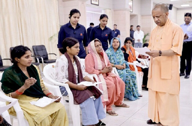 ‘बिना किसी भेदभाव के सभी को न्याय मिलेगा…’ जनता दर्शन में सीएम योगी ने सुनीं जनसमस्याएं; दिए ये निर्देश