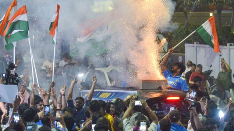 भारत की ऐतिहासिक जीत पर जश्न में डूबा देश, सड़कों पर उतरे लोग