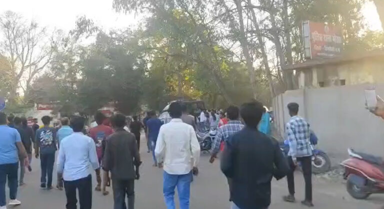 दोस्तों के साथ मामूली झगड़ा, फिर तीन दिन बाद प्लास्टिक बैग में मिला नाबालिग का शव…पुलिसवालों पर टूट पड़ी भीड़, फूंकी गाड़ियां