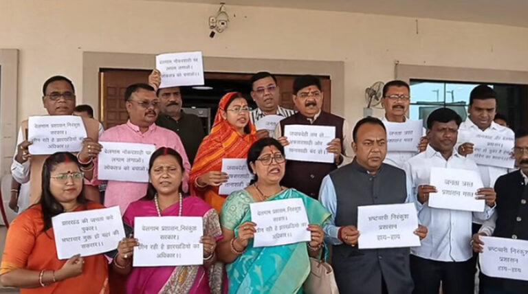 कानून-व्यवस्था और भ्रष्टाचार को लेकर विधानसभा में विपक्ष का हंगामा, BJP विधायकों ने की नारेबाजी