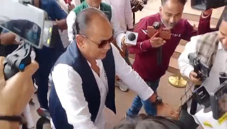 साइकिल से विधानसभा पहुंचे स्वास्थ्य मंत्री इरफान अंसारी, भाजपा पर साधा निशाना