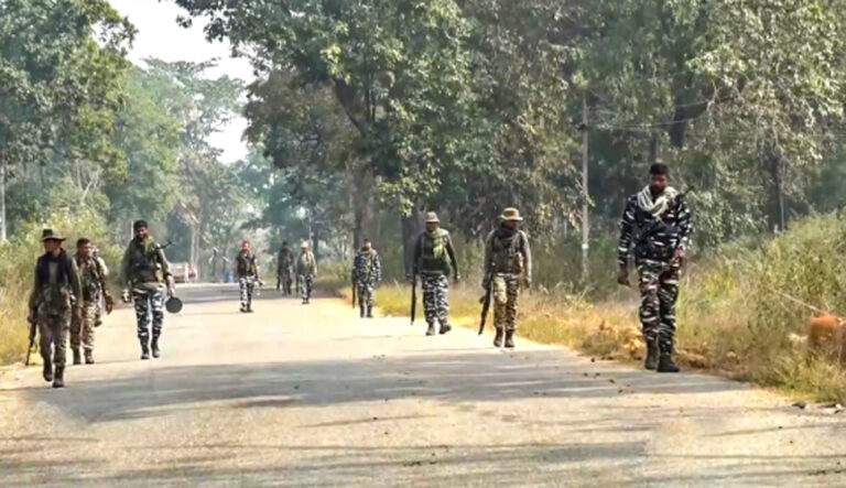 25 लाख के इनामी नक्सली विकास उर्फ सुदर्शन सहित 15 नक्सलियों ने छोड़े हथियार, किया आत्मसमर्पण