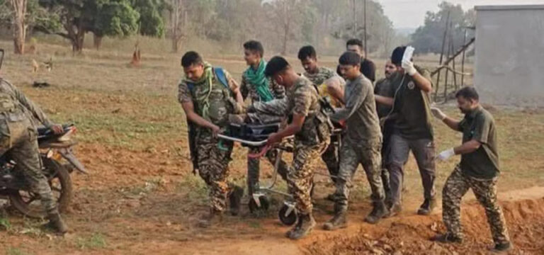 नक्सलियों ने बारूद बिछाकर हमला किया: झारखंड में IED धमाके में इंस्पेक्टर समेत पांच जवान घायल; इलाके में अलर्ट