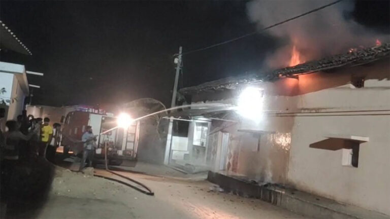 दिल दहला देने वाली वारदात: छोटे भाई ने मां के सामने बड़े भाई को जिंदा जलाया, इलाके में फैली सनसनी