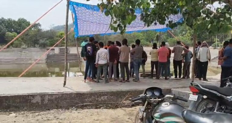 हादसा या कोई साजिश: तालाब में मिली लाश, खबर मिलते ही ग्रामीणों की लगी भीड़; पोस्टमार्टम से खुलेगा मौत का राज