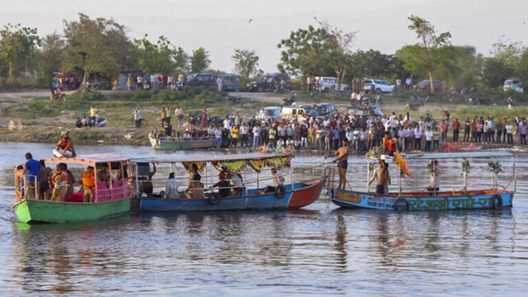 मथुरा नाव हादसा: यमुना में दो और शव मिले, अब तक 13 श्रद्धालुओं की माैत; तीन की तलाश जारी