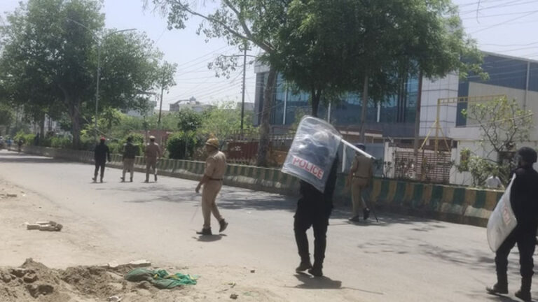 नोएडा में कर्मचारियों के प्रदर्शन में फिर हुआ बवाल, सेक्टर 80 में पत्थरबाजी; पुलिस ने लाठीचार्ज कर खदेड़ा