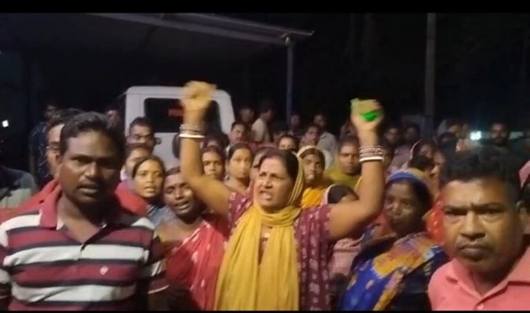 अवैध कोयला खनन पर भड़के ग्रामीण, थाने का घेराव कर किया जोरदार प्रदर्शन