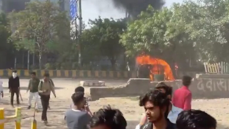 तोड़फोड़, आगजनी, पत्थरबाजी और जाम, नोएडा में वेतन बढ़ाने की मांग को लेकर जबरदस्त प्रदर्शन