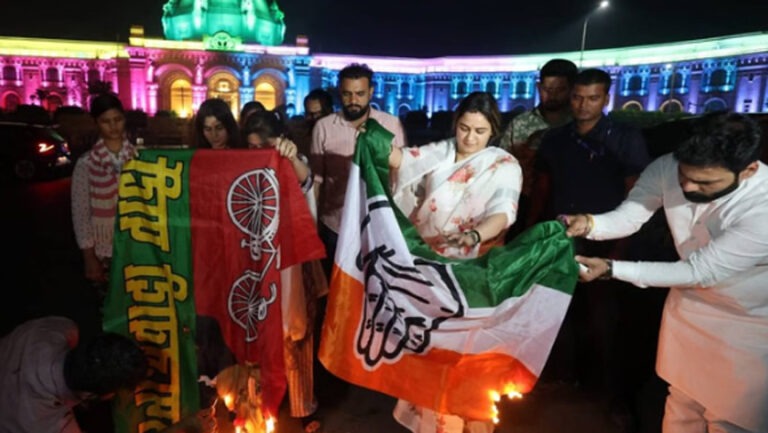 अपर्णा यादव का विधानसभा पर प्रदर्शन, सपा-कांग्रेस का झंडा जलाया; अखिलेश बोले- 12 महिलाओं को तो भेजती भाजपा