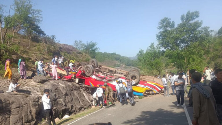 जम्मू-कश्मीर में बड़ा सड़क हादसा: उधमपुर में खाई में गिरी यात्री बस, 15 लोगों की मौत, कई घायल