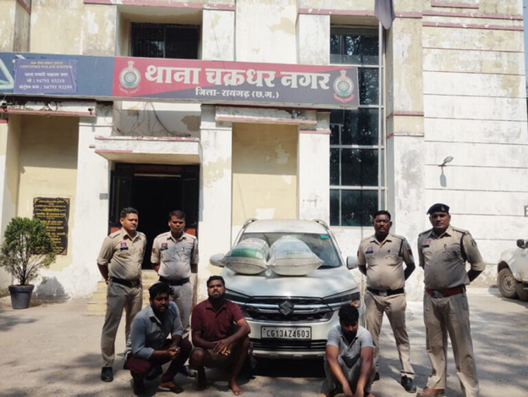 रायगढ़ में तस्करों पर एक्शन: 36 KG गांजा जब्त, ओडिशा से किराए पर ली थी कार; तीन तस्कर दबोचे