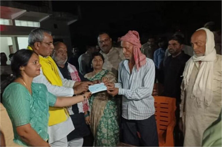 गाजीपुर में किशोरी की मौत पर बड़ा एक्शन, परिवार को सरकार ने दी 5 लाख की सहायता, 1.5 बीघा जमीन और मुख्यमंत्री आवास