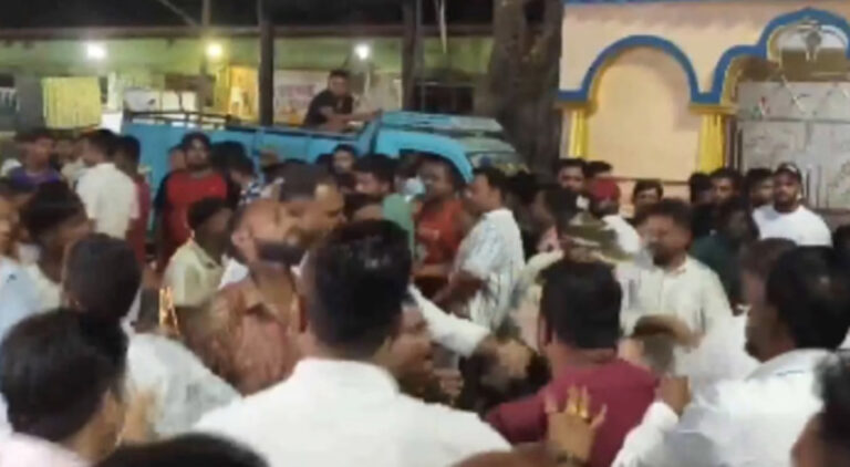 बंगाल चुनाव: पीएम मोदी की रैली से पहले जगद्दल में भारी हिंसा, भाजपा-टीएमसी के समर्थक आपस में भिड़े; बमबाजी में 3 घायल