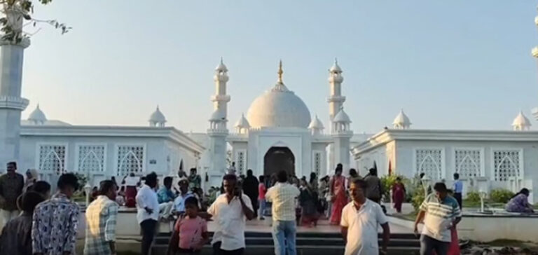 मां के प्यार में बेटे ने बनवाया दक्षिणी ताजमहल, तमिलनाडु के थिरुवरुर में उमड़ रही लोगों की भीड़