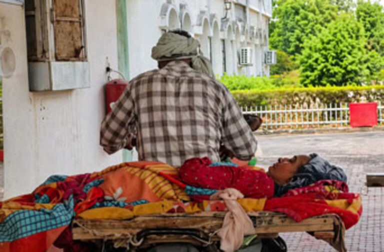 सिस्टम की मार: कैंसर पीड़ित पत्नी को बाइक पर लेटाकर कलेक्ट्रेट पहुंचा पति, मामला सुन कलेक्टर ने दिए निर्देश