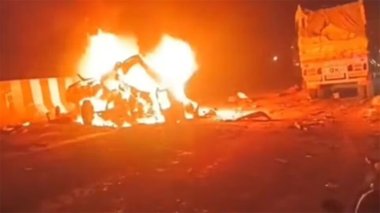 मिर्जापुर में भीषण हादसा: ट्रक समेत चार वाहन आपस में टकराए, बोलेरो में लगी आग, दुर्घटना में 11 लोगों की मौत