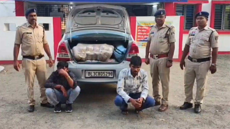 कार से गांजा तस्करी का भंडाफोड़: पुलिस ने 112 किलो गांजे के साथ 2 अंतरराज्यीय तस्करों को किया गिरफ्तार, कार भी जब्त