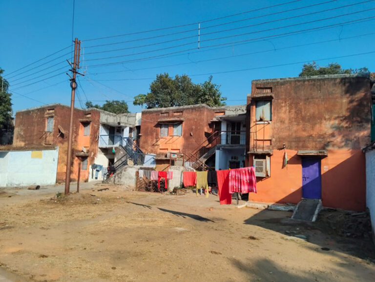 एसईसीएल कुसमुंडा विकास नगर कॉलोनी में मकान का छज्जा गिरा, बाल-बाल बचा परिवार, डर के साए में जी रहे लोग