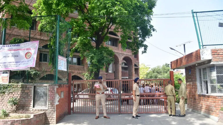चंडीगढ़ में बम ब्लास्ट की धमकी: स्कूलों-हरियाणा CMO को उड़ाने की लिखी बात, अंबाला रेल ट्रैक पर करेंगे ब्लास्ट