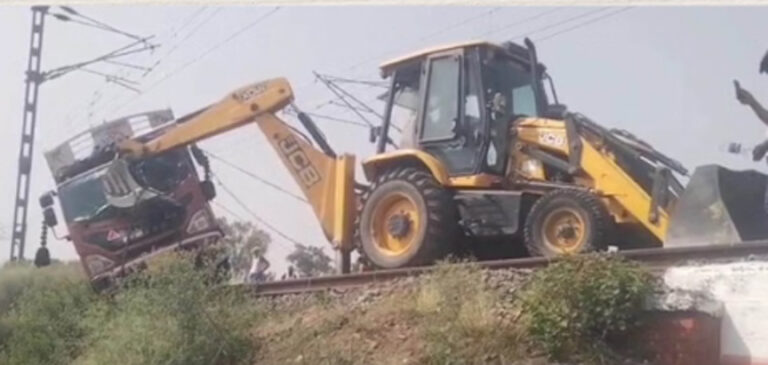 रेलवे ट्रैक पर दो किमी तक दौड़ाया ट्रक, रुक गईं ट्रेनें; गिट्टी में फंसने पर छोड़कर भाग गया चालक