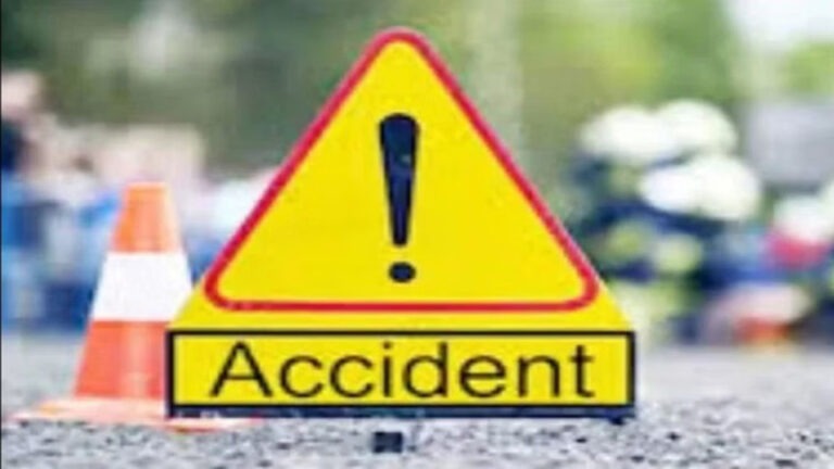 जगदलपुर में हाईवा से भिड़ी तेज रफ्तार पिकअप, दो युवकों की मौके पर मौत; एक घायल
