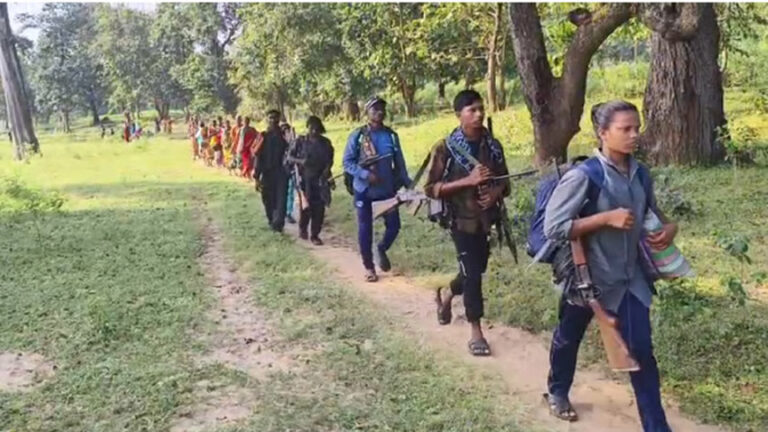 पोड़ाहाट जंगल में पुलिस-नक्सली मुठभेड़, घंटों चली फायरिंग के बाद जंगल में भागे उग्रवादी