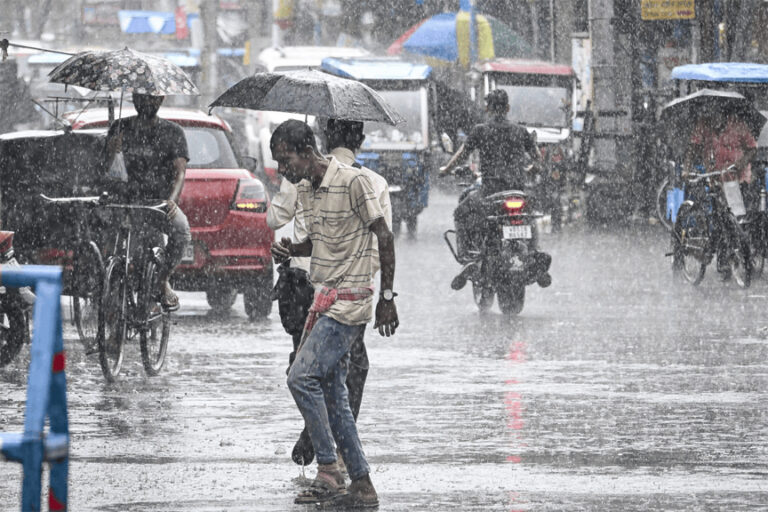 बिहार-झारखंड समेत उत्तर और पूर्वी भारत में भारी बारिश, कई राज्य गर्मी से बेहाल; छह लोगों की मौत