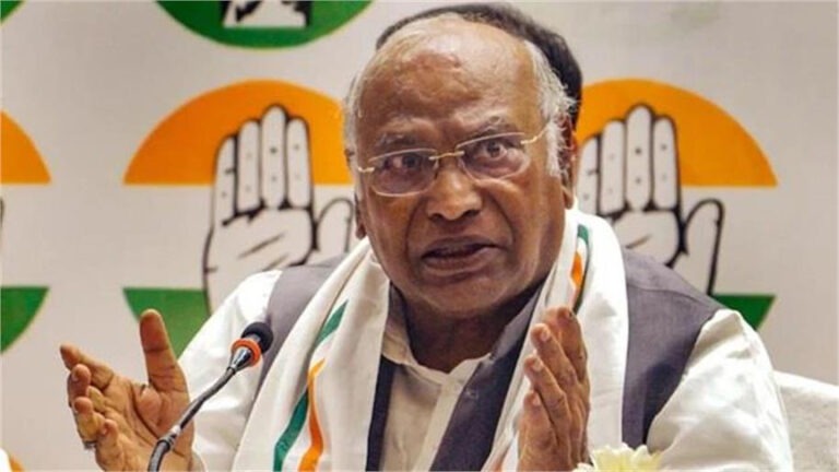 कांग्रेस अध्यक्ष खरगे ने मोदी सरकार पर साधा निशाना, कहा – अगर कच्चा तेल हुआ सस्ता, फिर पेट्रोल-डीजल महंगा क्यों?