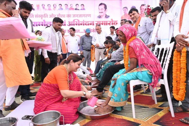 कबीरधाम में 200 आदिवासियों की मूल धर्म में वापसी, विधायक भावना बोहरा ने पैर पखारकर किया स्वागत