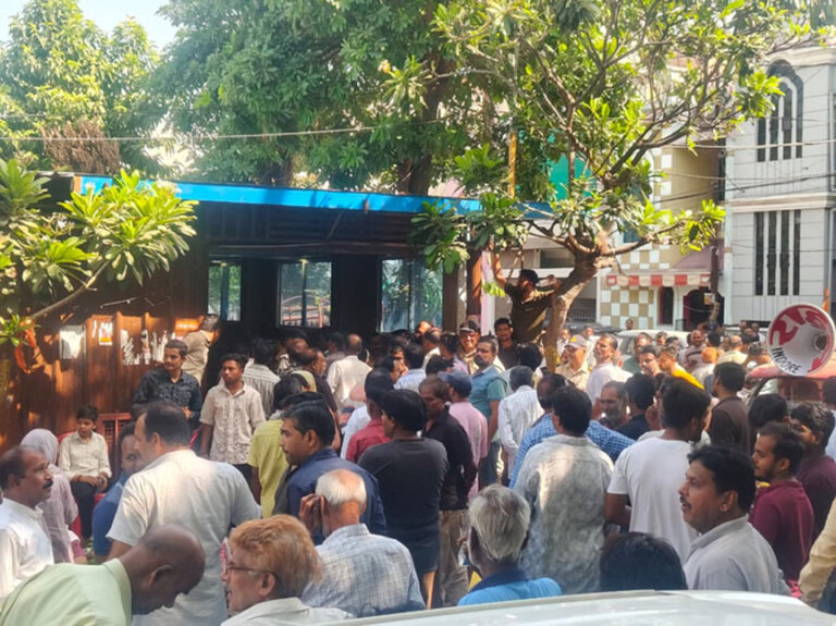 इंदौर में जल संकट को लेकर विधायक के घर पर प्रदर्शन, भाजपा पार्षद के साथ पहुंचे रहवासी