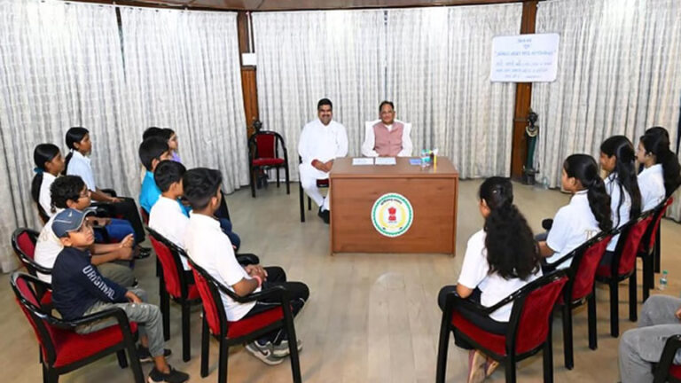 मुख्यमंत्री निवास में 10वीं और 12वीं के टॉपर्स से मिले सीएम साय: अनुशासन और मेहनत को बताया सफलता की असली कुंजी