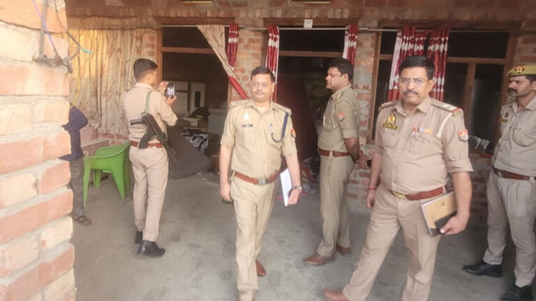 बदायूं में बड़ी वारदात: बदमाशों ने परिवार को बंधक बनाकर की लूटपाट, दंपती की हालत नाजुक, मासूम को भी नहीं बख्शा