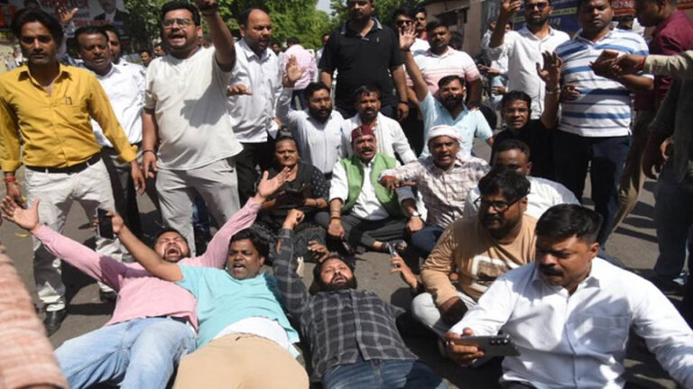 लखनऊ में पुलिस ने वकीलों पर किया लाठीचार्ज, अवैध चैंबरों पर बुलडोजर चलने का कर रहे थे विरोध, बढ़ा तनाव