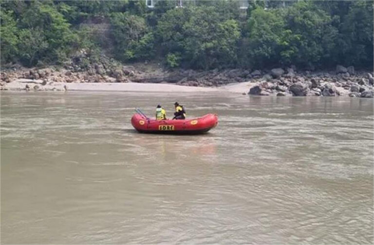 लक्ष्मण झूला के पास बड़ा हादसा, फोटो खिंचवाते समय गंगा में बहे 2 युवक; मचा हड़कंप
