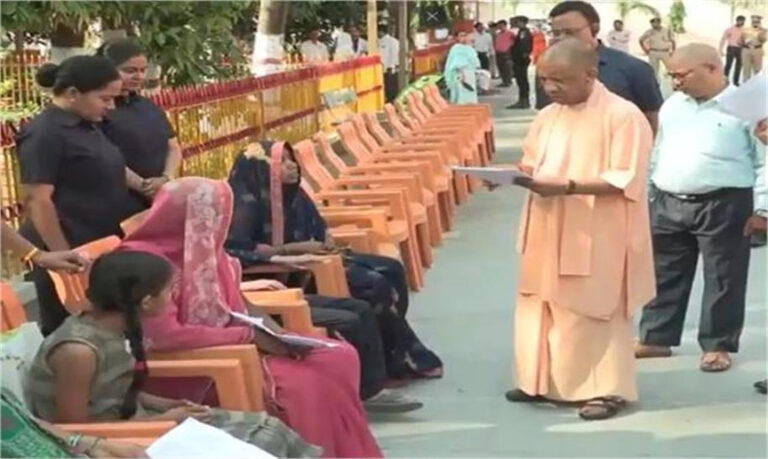 जनता दर्शन में सीएम योगी के सख्त तेवर: बोले- दबंगों और भू-माफिया पर हो कड़ी कार्रवाई, इलाज-शादी के लिए तुरंत मिलेगी मदद