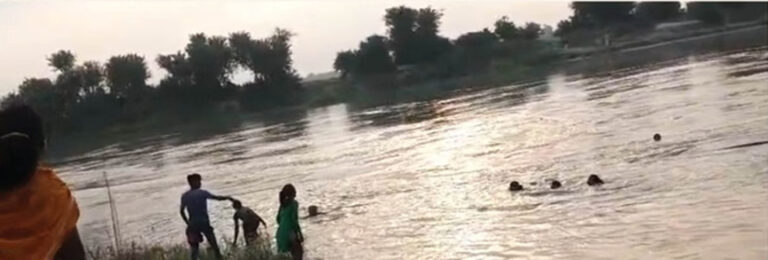 कोसी में पलटी किसानों से भरी नाव, सात ने तैरकर बचाई जान; चार अब भी लापता, जारी है तलाश