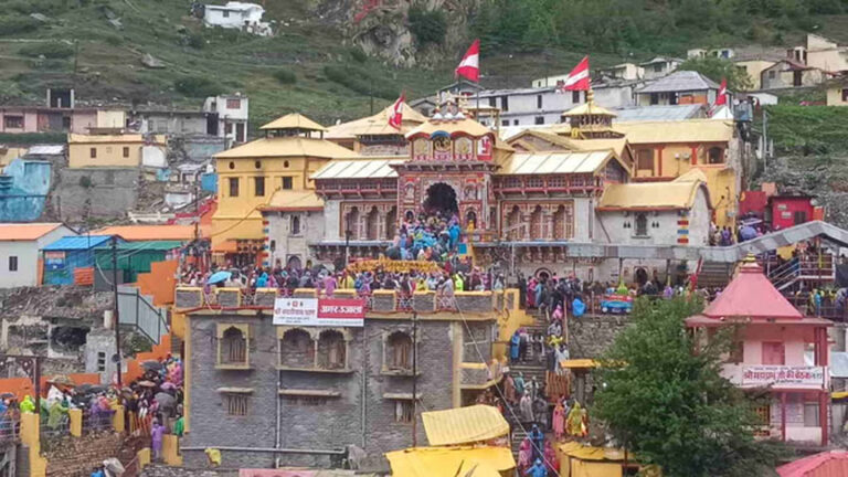 स्क्रीनिंग से बच रहे श्रद्धालु, बदरीनाथ धाम पहुंचने पर बिगड़ रही तबीयत, अब तक 40 की मौत