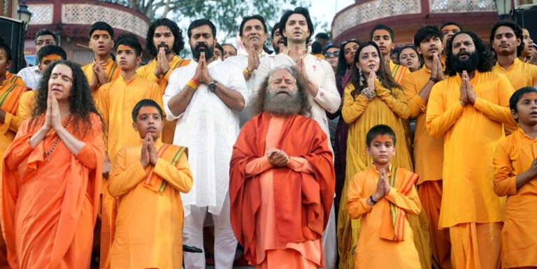गंगा तट से मिला ‘कृष्णावतारम पार्ट -द हार्ट’ को संतों का आशीर्वाद
