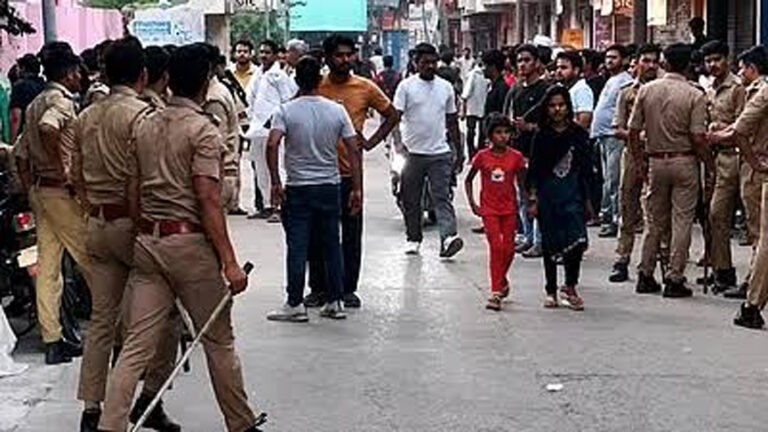 यूपी में ताजिया के रास्ते पर बवाल: महिलाओं और बच्चों ने पुलिस पर किया पथराव, हर साल यहां होता है विवाद; तनाव