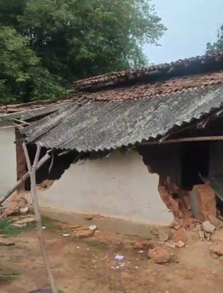 हाथियों ने फिर मचाया उत्पात: 5 मकान और झोपड़ी को किया तहस नहस