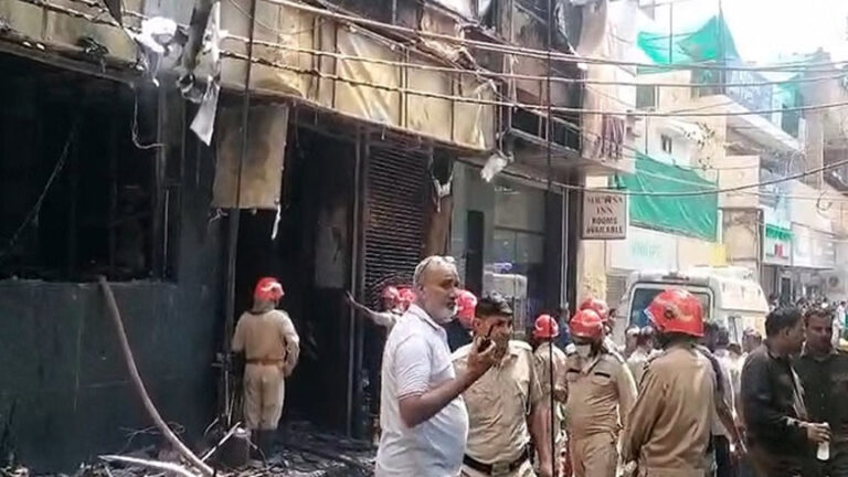 मालवीय नगर के रेस्टोरेंट में आग का तांडव, 21 लोगों की हुई मौत, 37 घायल; दमकल विभाग की टीम मौके पर